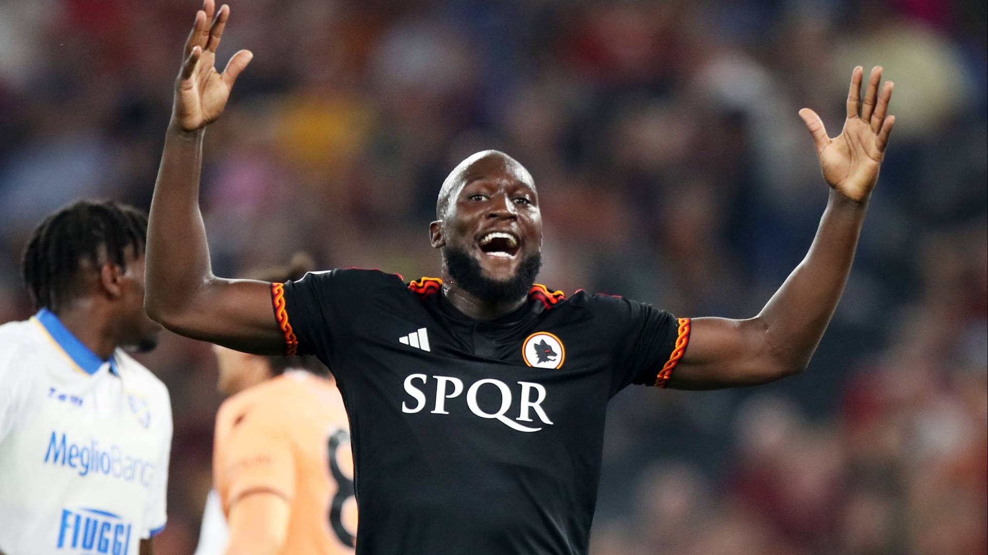 乐鱼中国官网-罗马训练开放日；集结日伤情更新引欢呼；欧冠在即；团队化学反应显著